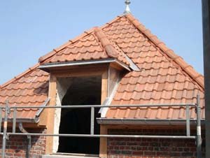 Reparation de toiture en tuile chien assis Chantilly Lamorlaye La Chapelle en Serval Senlis Creil Gouvieux